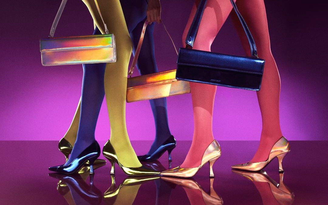 Carnaval Metalic: petrecere și strălucire. Vrei să strălucești ca o stea în noul an? Noua colecție capsulă Jenny Fairy include două stiluri de pantofi și genți de mână în nuanțe electrizante și texturi strălucitoare.