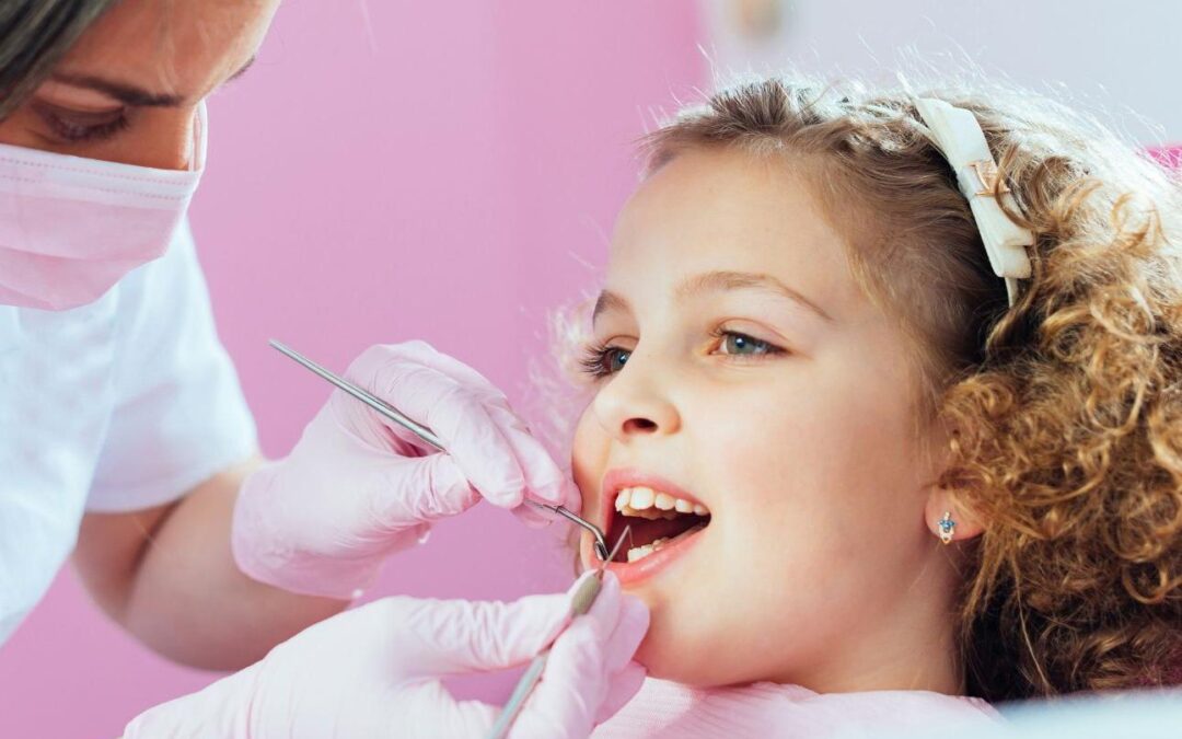 Dulciurile distrug dinții copiilor. Ce ar trebui să facă părinții pentru a-i feri pe cei mici de complicații!